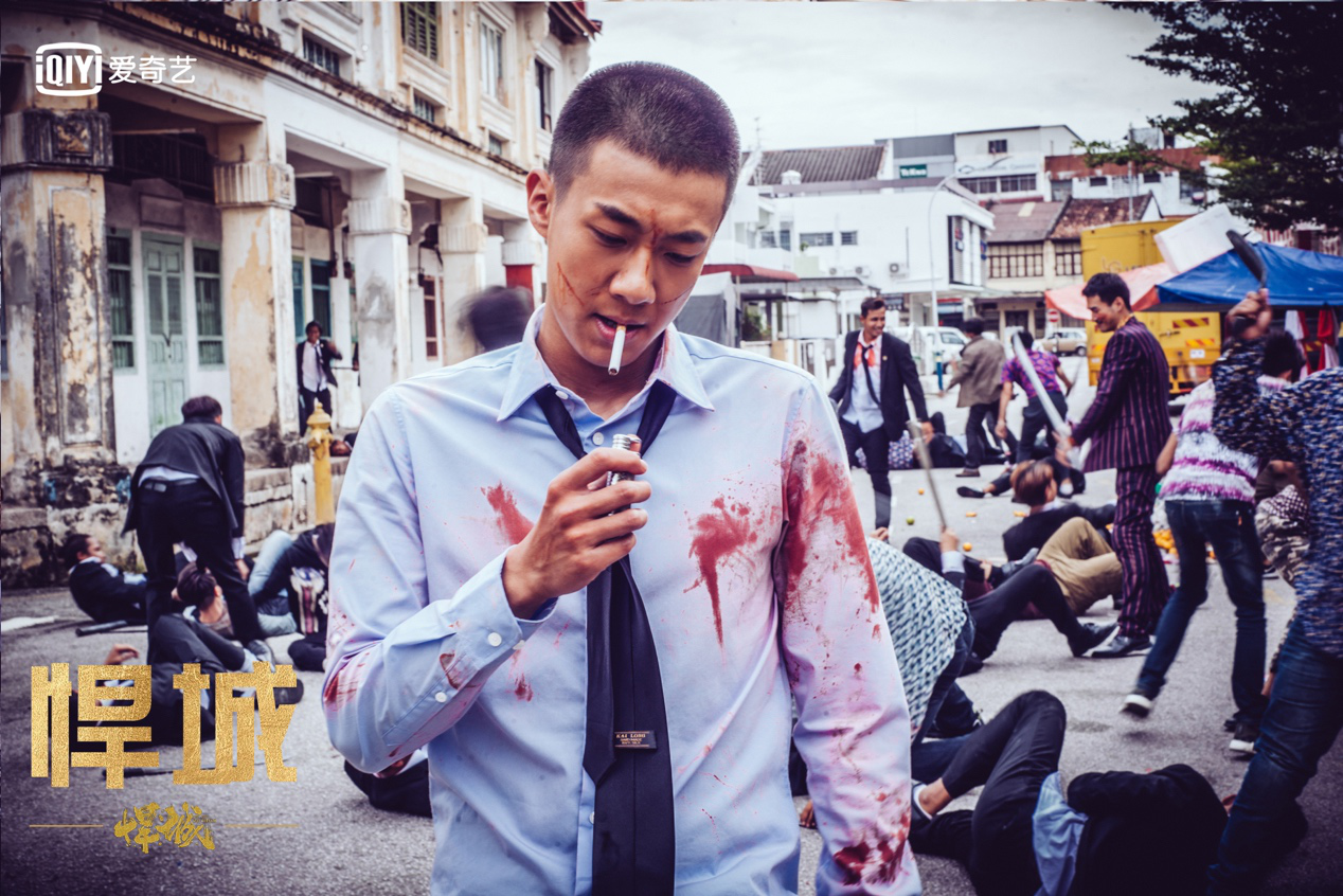 《悍城》里他出演的小武,虽然只是个八集就下线的配角,但是却让广大