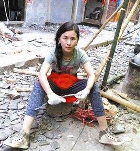 她在地震中失去双腿，6年后嫁华裔高学历老公，儿女双全成功逆袭