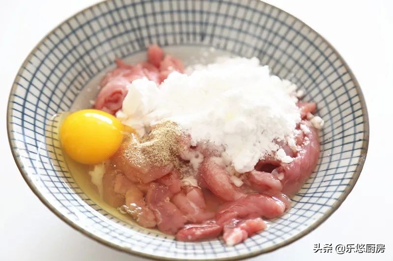 酸汤小酥肉，热热乎乎煮一锅，酸爽开胃，拌米饭能吃两碗