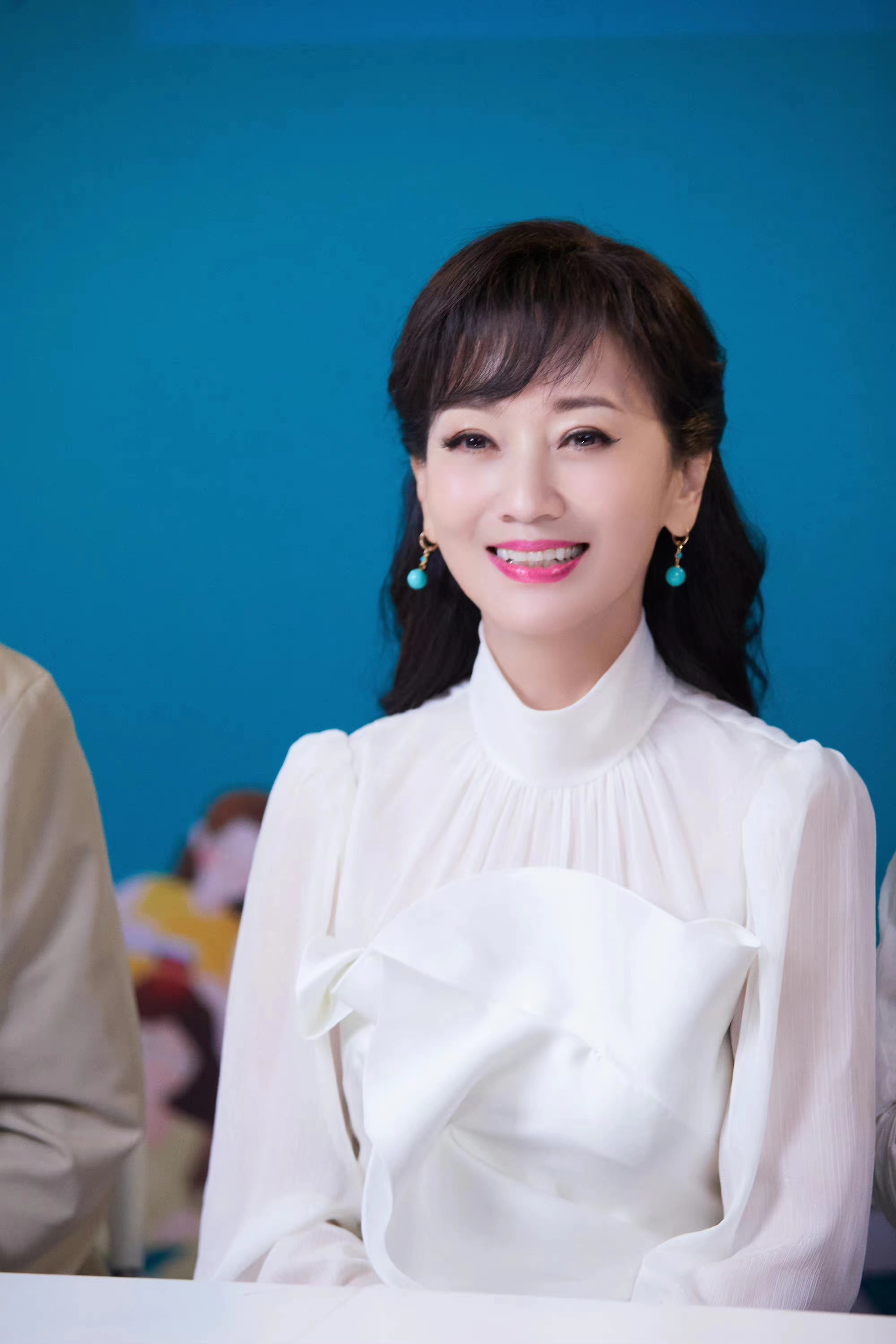 赵雅芝新造型来袭,涂芭比粉口红减龄不够,穿白色长裙更精致优雅