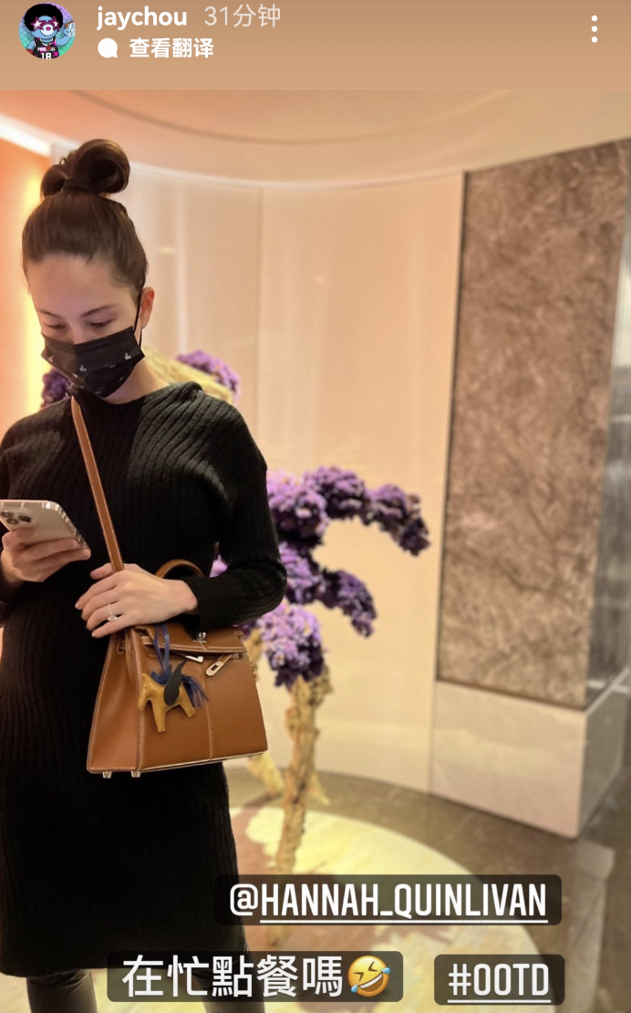 周杰伦陪老婆逛街甜蜜偷拍，昆凌挺六个月孕肚，素颜出镜略显憔悴
