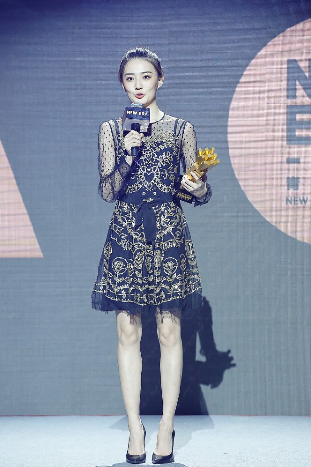 徐璐这造型很有“女仆感”，红黑纱裙走暗黑路线，但显得腿好长啊