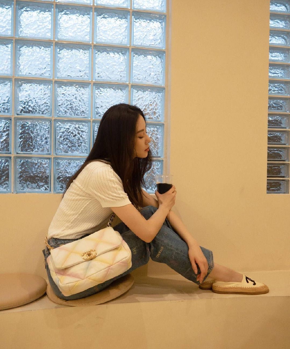 安静的美感！刘诗诗最新美照来了