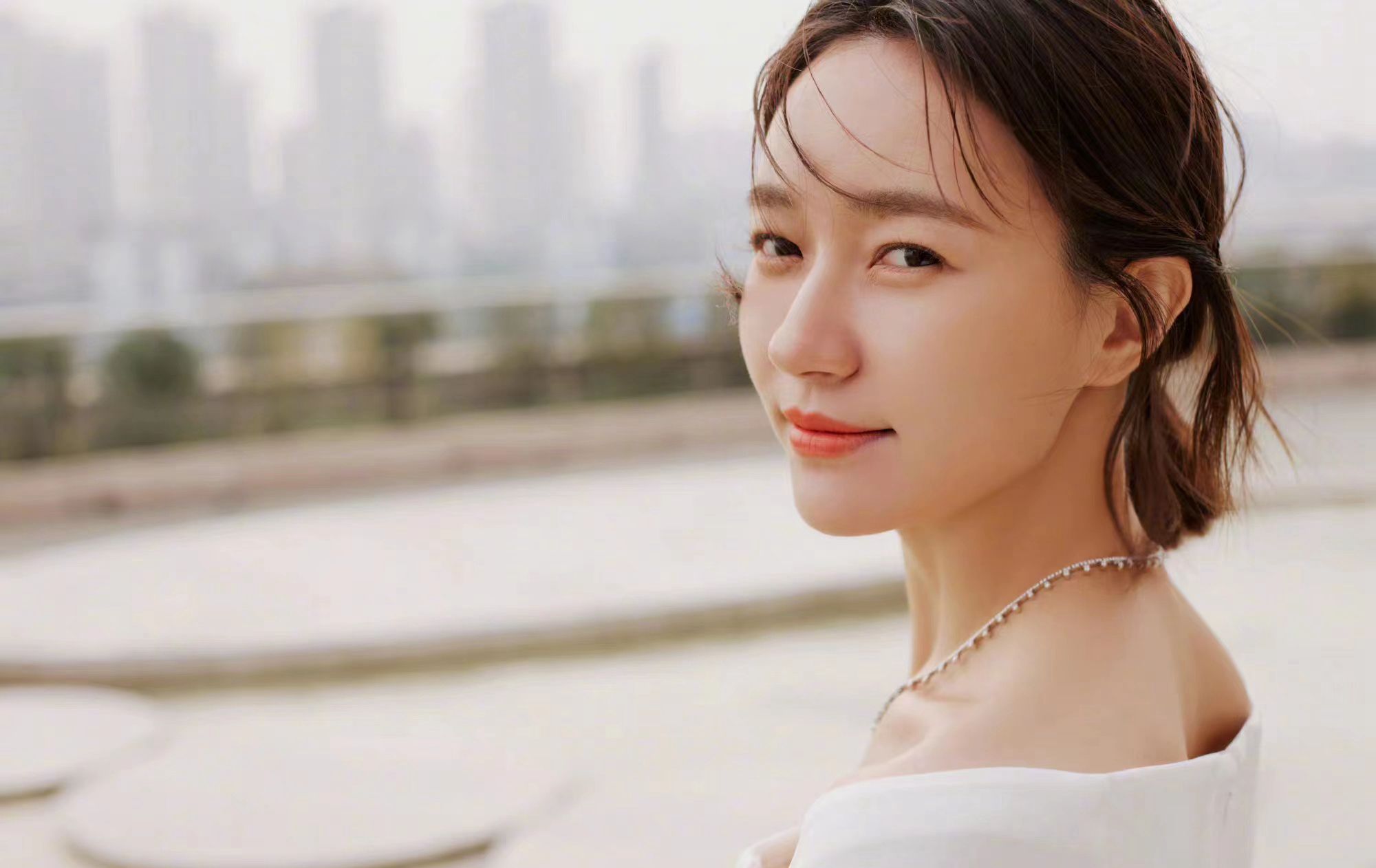 焦俊艳留长发了,扎马尾温柔又恬静,穿一条白色长裙好优雅