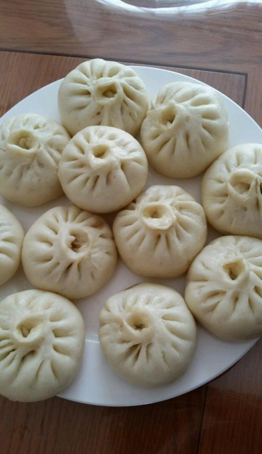 年初三：不宜出门，宜睡懒觉，吃包子，做2事，忌两事