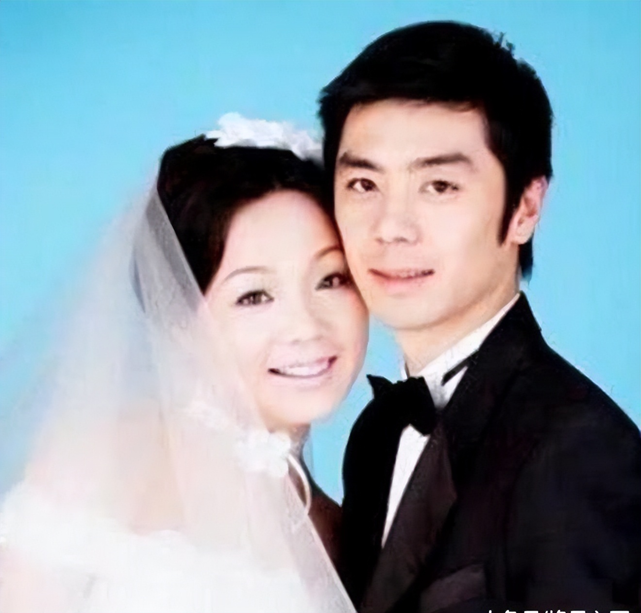 邹伟与闫妮离婚19年,他再婚生子获幸福,她情路坎坷至今未婚