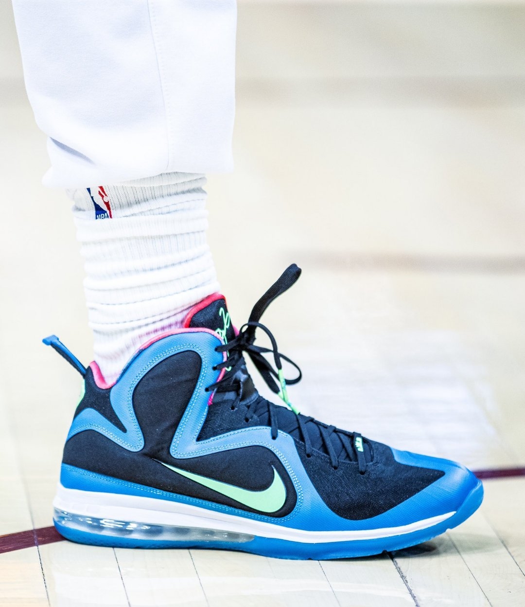 耐克雷电喷篮球鞋(3月3日NBA球鞋上脚，哈登携新配色迎主场首秀，科比4成复出标配？)