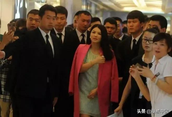 参加活动 出行气场十足，明星就该有这么大的排场吗？