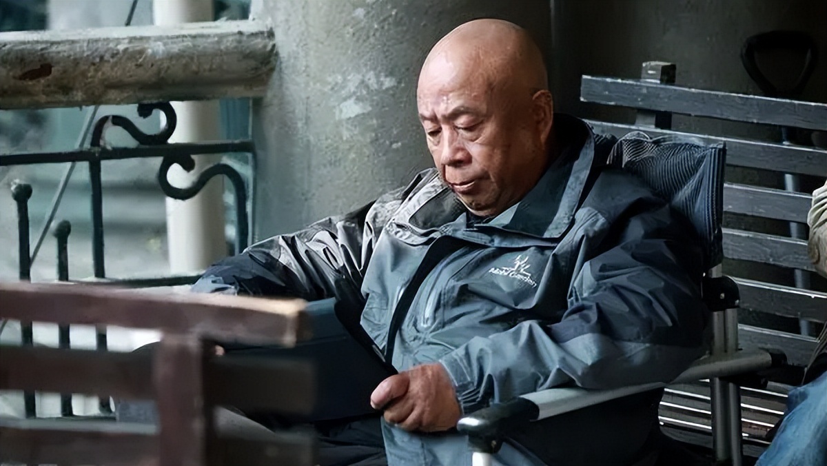 从镜头,画面色彩,音响3方面看,分析吴天明在电影中的视听表达