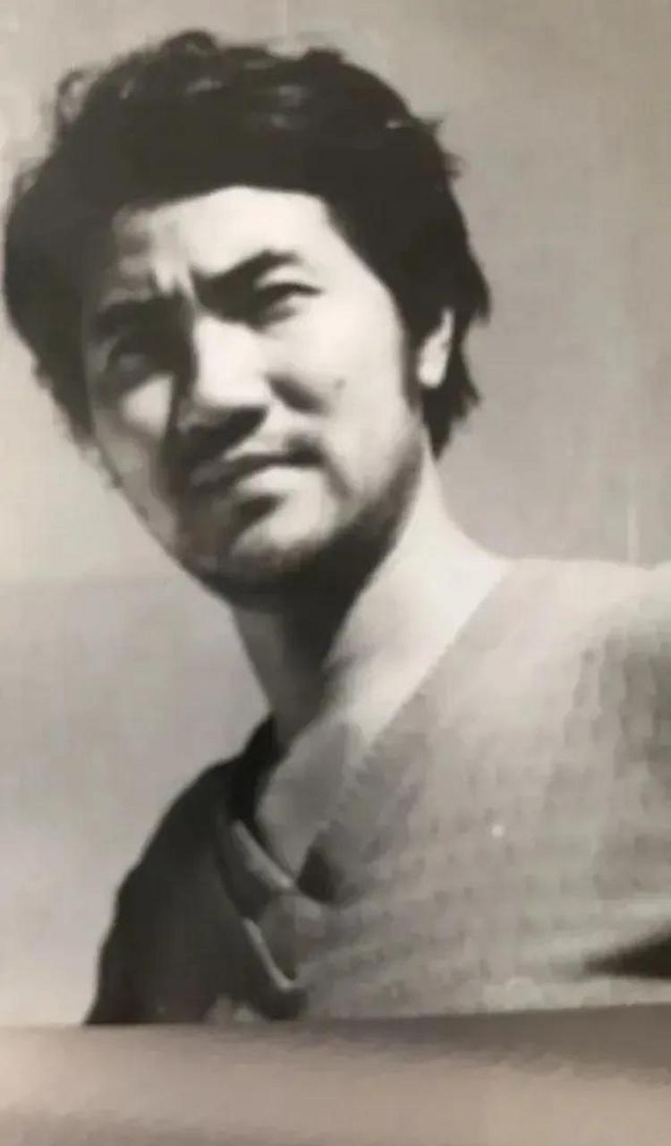 年轻时的张纪中英武帅气,很快便与当地的一位女子坠入爱河.