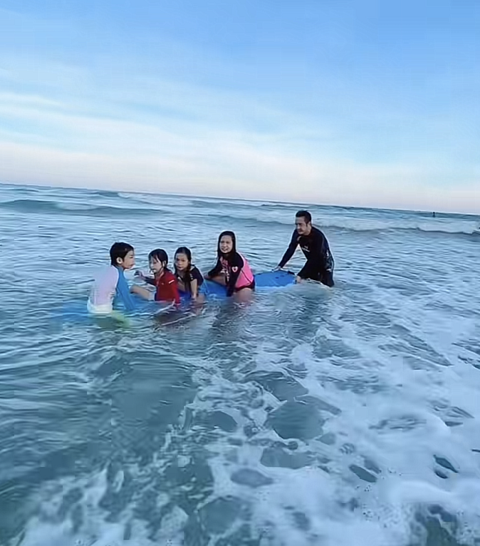 陈浩民蒋丽莎夫妇带四娃游玩，海边冲浪画面温馨，四个孩子颜值高