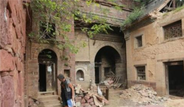 清代状元的后裔：独居深山状元府，坚守着祖宅，无水无电乞讨为生