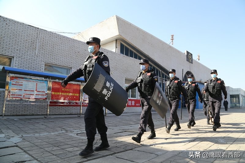 「摄影报道」甘肃平凉：特巡警车站巡逻护航春运