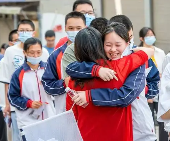 中考和高考当天，父母该不该“全程陪考”？大四学姐说出实话