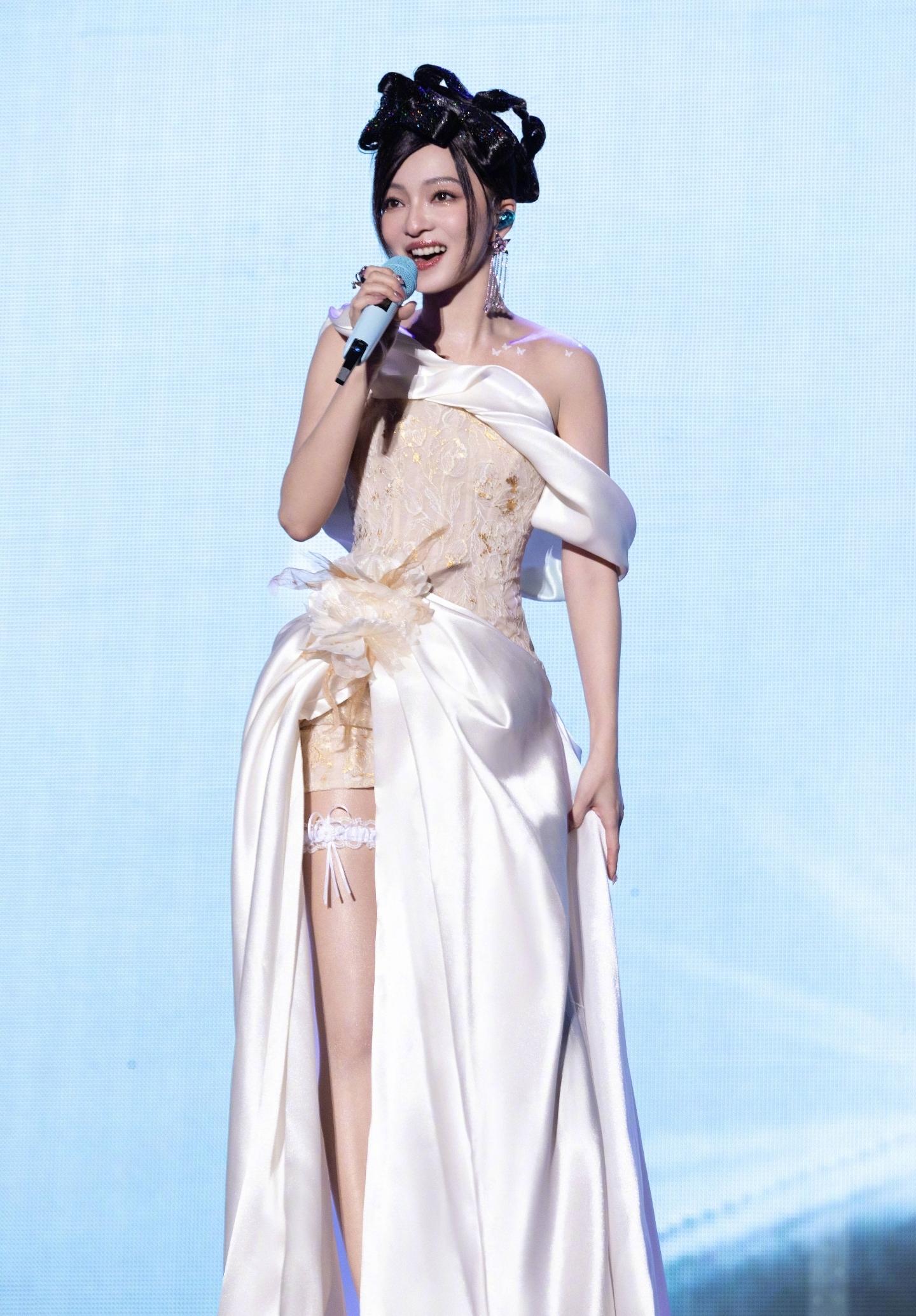 张韶涵穿吊带丝袜被批擦边,舞台卖力演出变了味,迷惑造型引争议