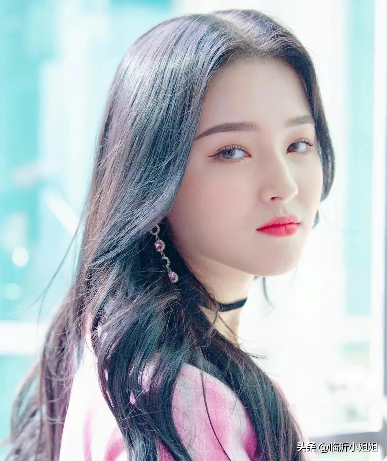 李承利,青春靓丽的性感美少女,温柔惊艳的混血神颜,太有魅力啦