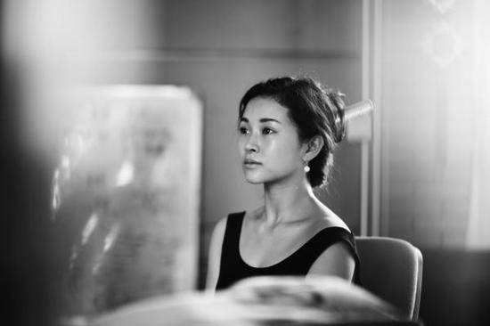 她在地震中失去双腿，6年后嫁华裔高学历老公，儿女双全成功逆袭