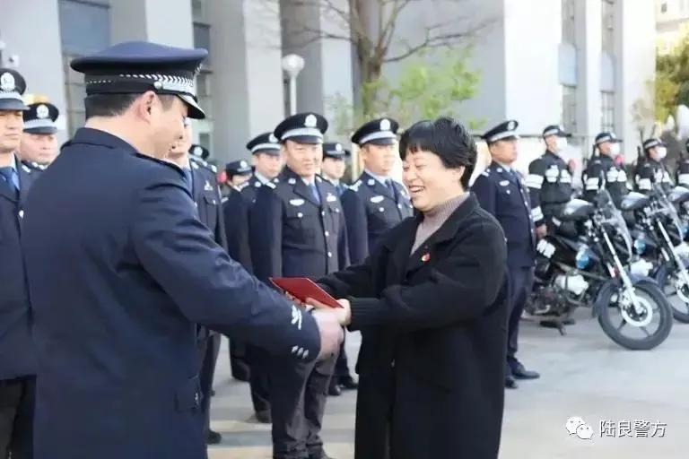 中共陆良县委副书记胡燕一行到县公安局开展春节慰问