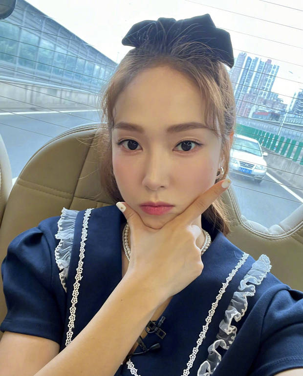 郑秀妍晒张歆艺王紫璇等人合照 嘟嘴卖萌超可爱