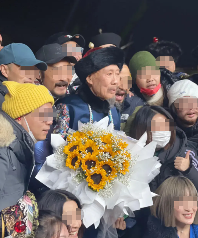 86岁焦晃再演经典角色！被众人拥簇献花合影，胡子花白精神矍铄