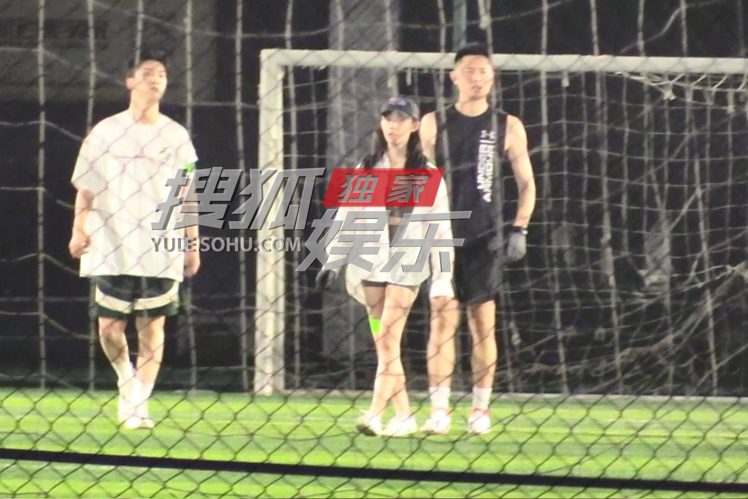 范丞丞与林允买超凌晨一同玩飞盘 球场换衣服秀肌肉