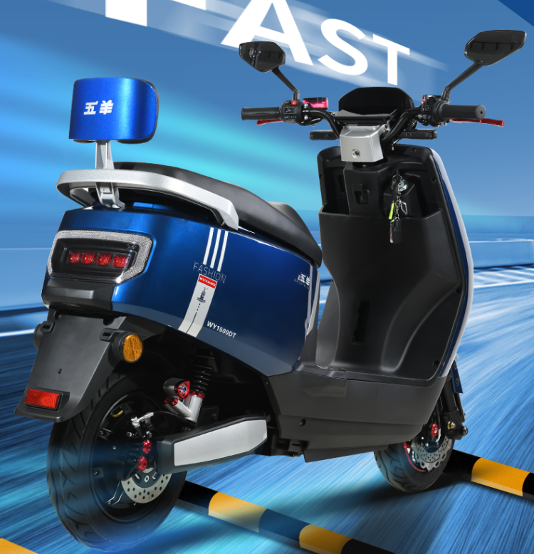 最高续航450里五羊m12骑士版是一款极具摩托车基因的电动车,车辆外观