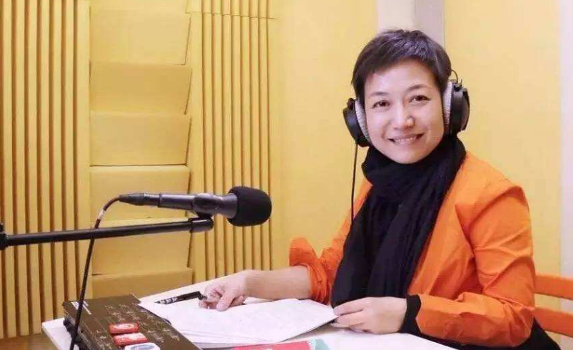 央视主持人贺红梅：事业顺风顺水，如今54岁婚姻状况成谜