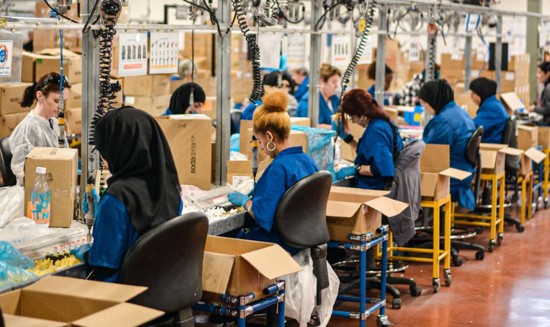 进厂打工的大学生：每天站12个小时，4年存50万