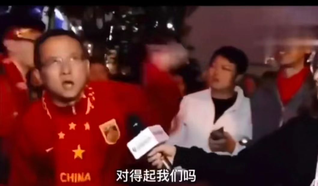 为什么去看世界杯带国旗（“退钱哥”身披国旗去卡塔尔世界杯，引众怒？）