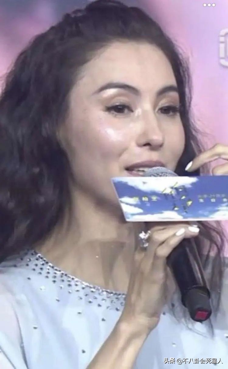 浮肿、油光、松弛，这些中年女神的生图，让我看到了人间的真实