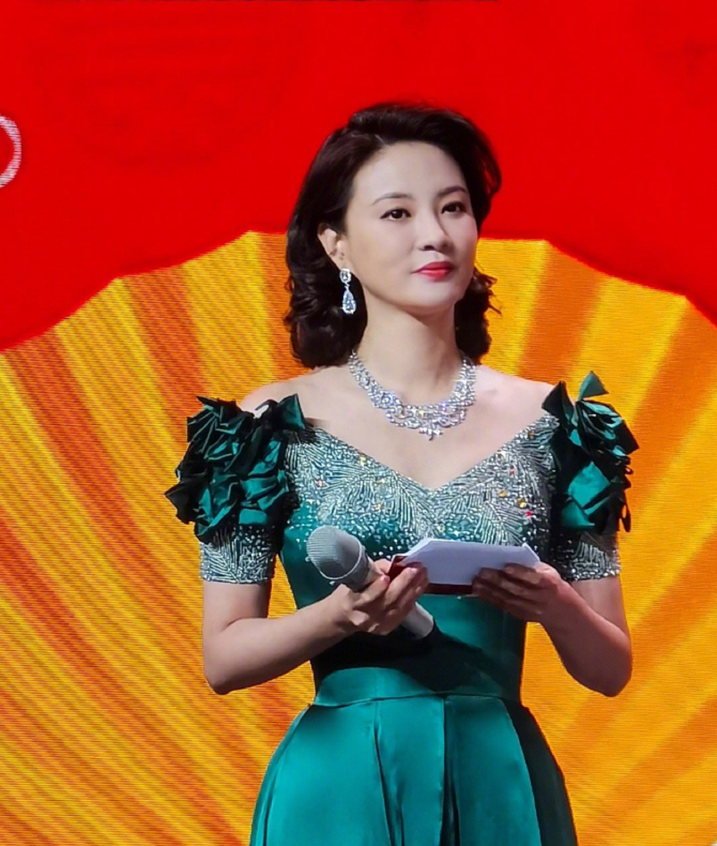 央视美女主持刘芳菲素颜曝光,皮肤白嫩紧致,46岁仍单身感情成谜