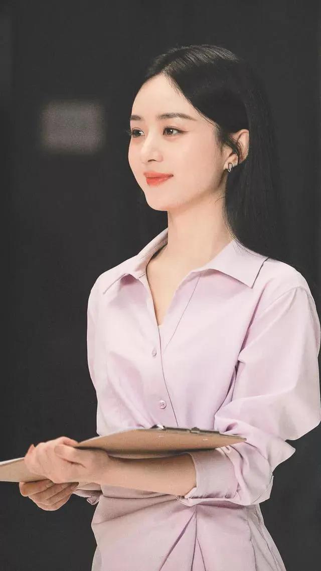 女星赵丽颖—巧笑嫣然，淡妆点缀，瓷肌红唇，漂亮的不像话