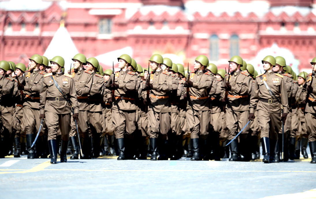 一張照片|勝利日閱兵時,身著二戰蘇軍制服的俄羅斯女郎