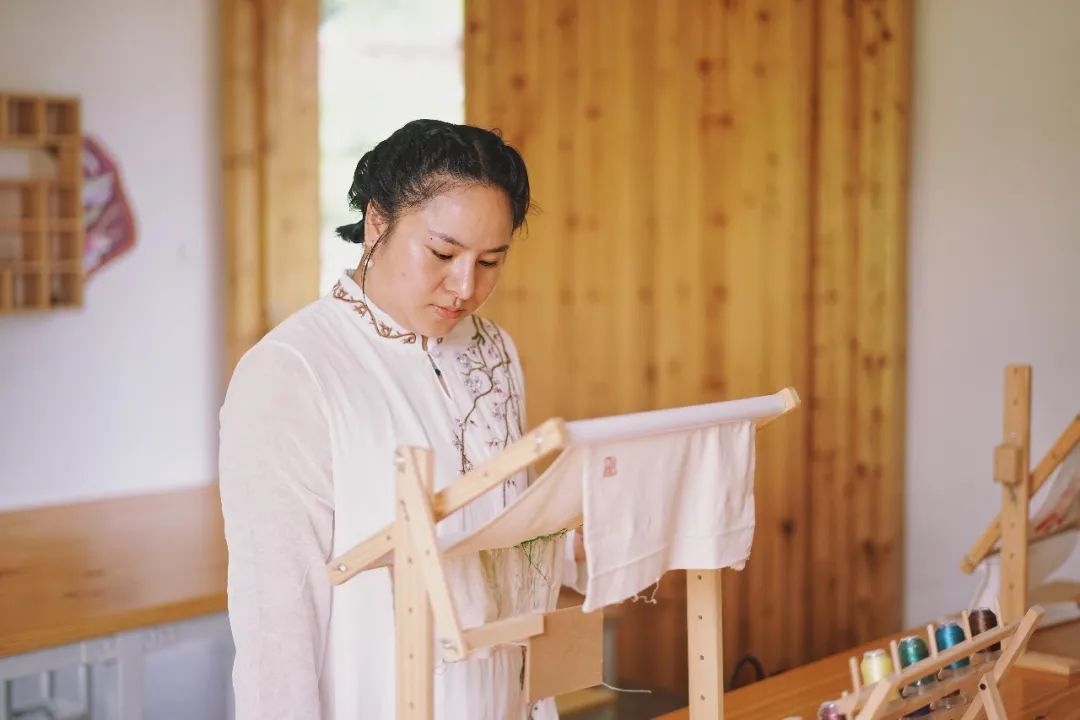 现实版“赵丽颖”改命：16岁辍学打零工，35岁拿100万返乡当老板