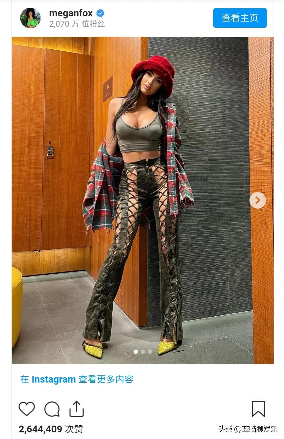 性感女神梅根·福克斯秋季舒适套装：最受欢迎的帽子和厚底靴