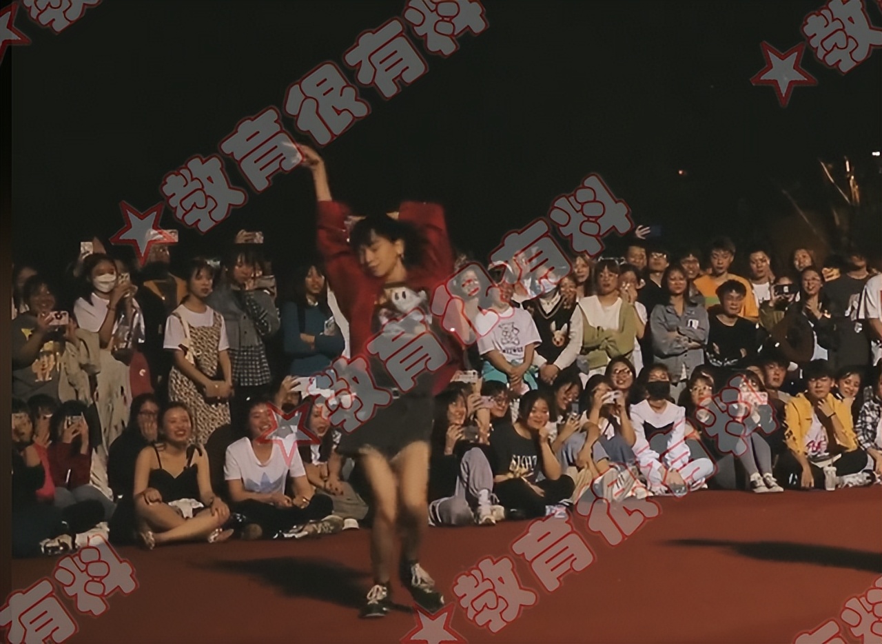 两大学生校内热舞，引众人围观，网友：原以为是一男一女