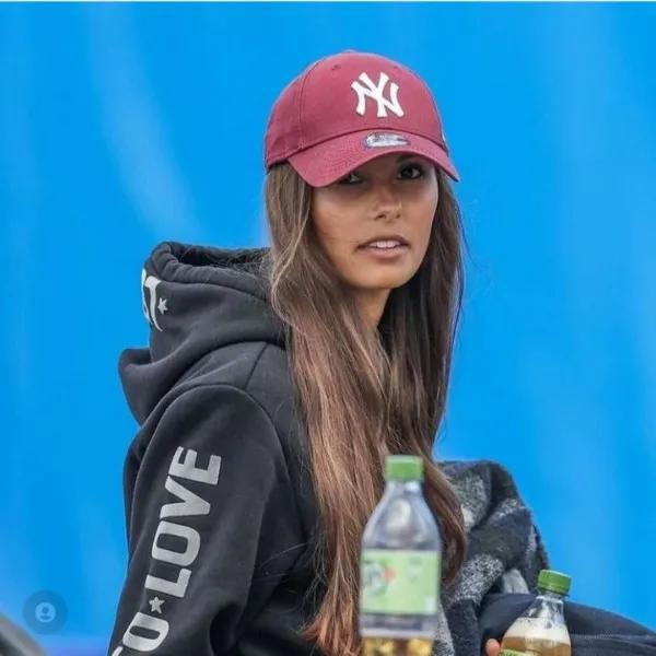 此前德国媒体的一位记者在街头偶遇格雷茨卡,发现他与一名神秘女子