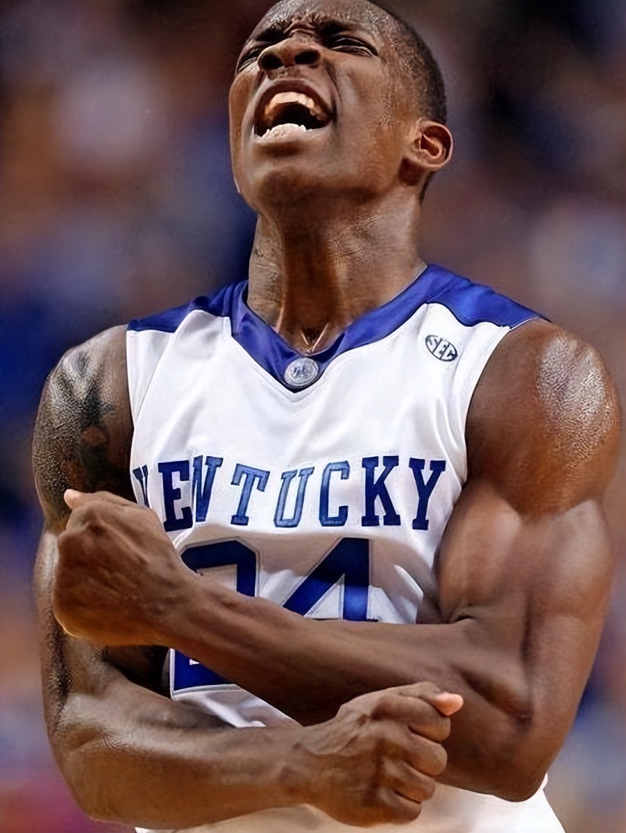 nba哪些球员胸肌最强（NBA现役控卫肌肉谁最夸张？西蒙斯似灭霸 威少胸肌如充气）