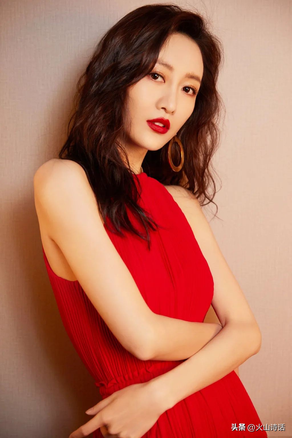 "智美女神"王鸥一袭黑色露背长裙,性感优雅,太迷人了!