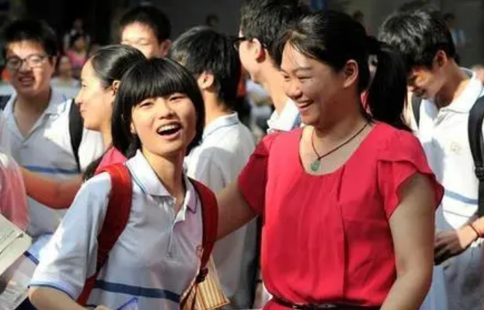 女儿和母亲拍学院风写真，二人同框似闺蜜，网友：到底哪个是妈妈