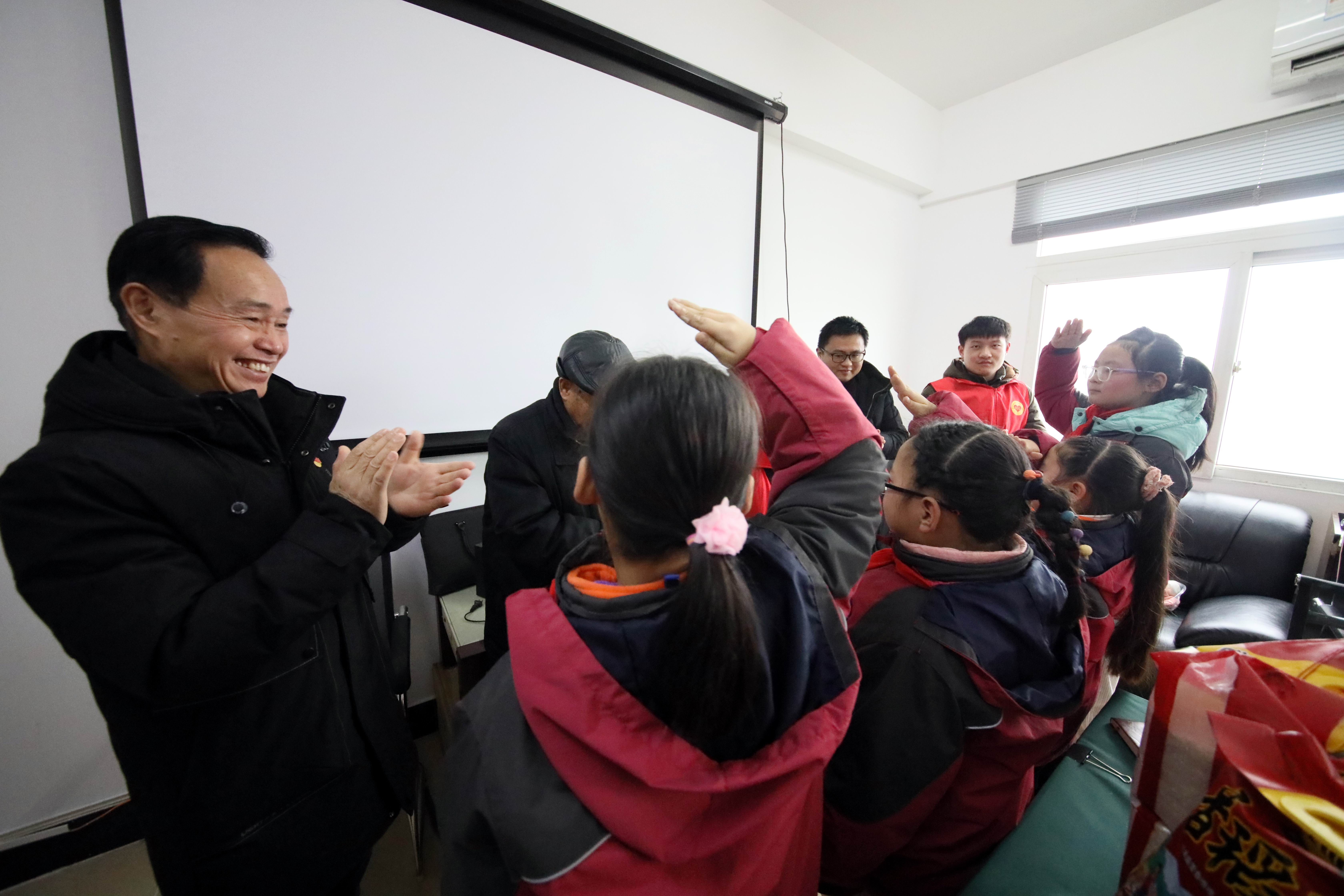 安徽芜湖：新春佳节前全国劳模走进社区，活动里有传承更有感动