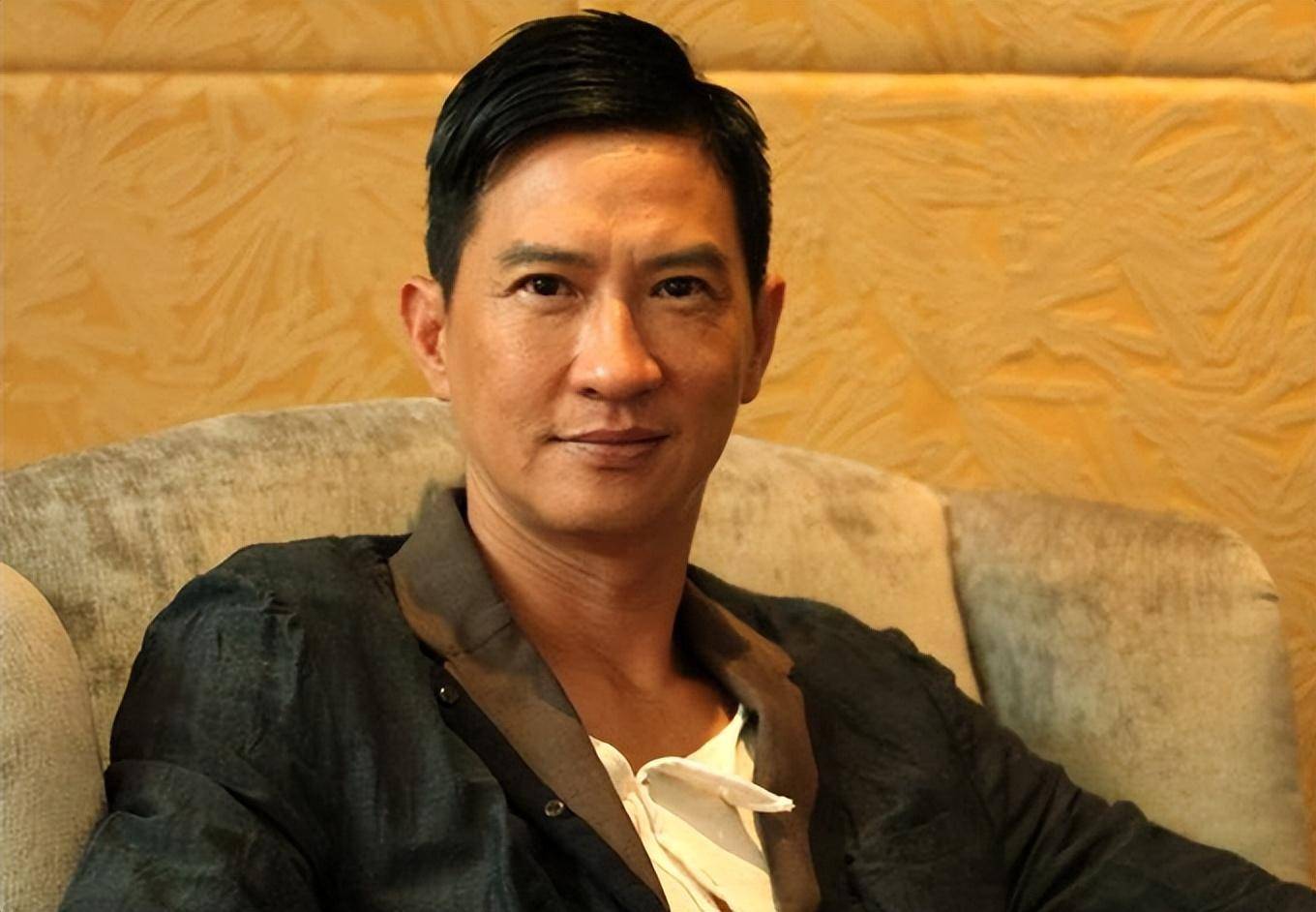 张家辉而蓝洁瑛精神失常后,也曾受过成奎安的照拂.