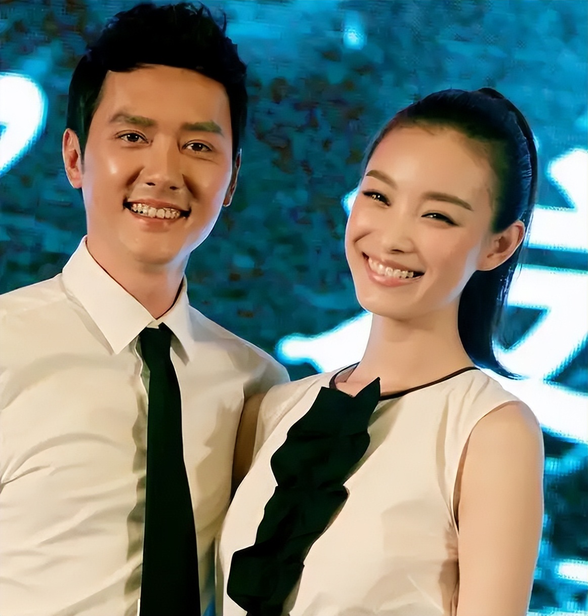 恋爱以后,倪妮的一部分经纪事务由冯绍峰的经纪人梁砚帮忙打理.