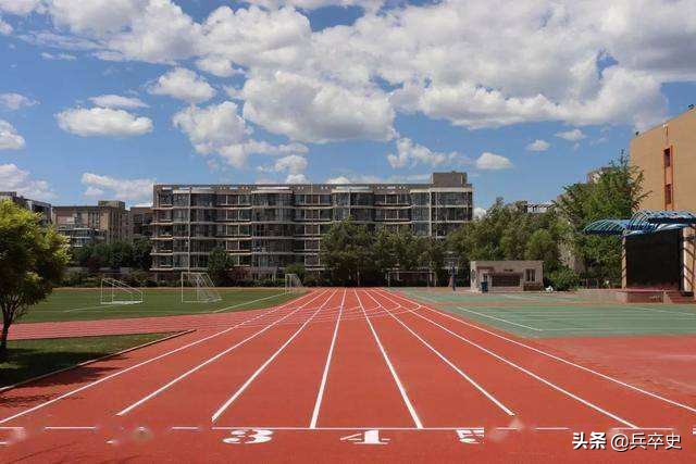 2010年，河南18岁少女“工地”搬水泥赚学费，家里穷的盐都买不起