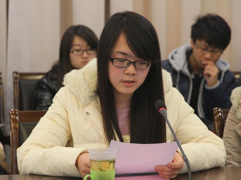 女大学生为了竞选助教，在讲台上跳舞拉票，男生们都不敢直视