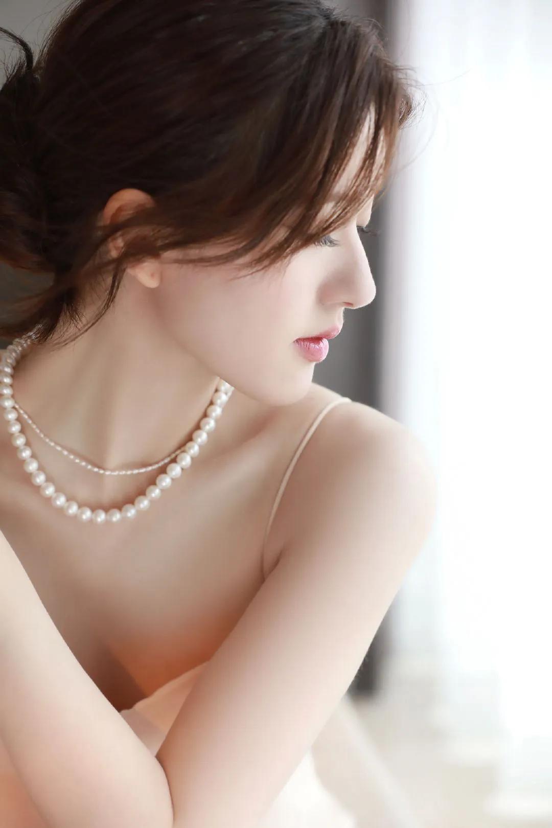 赵露思珍珠吊带长裙