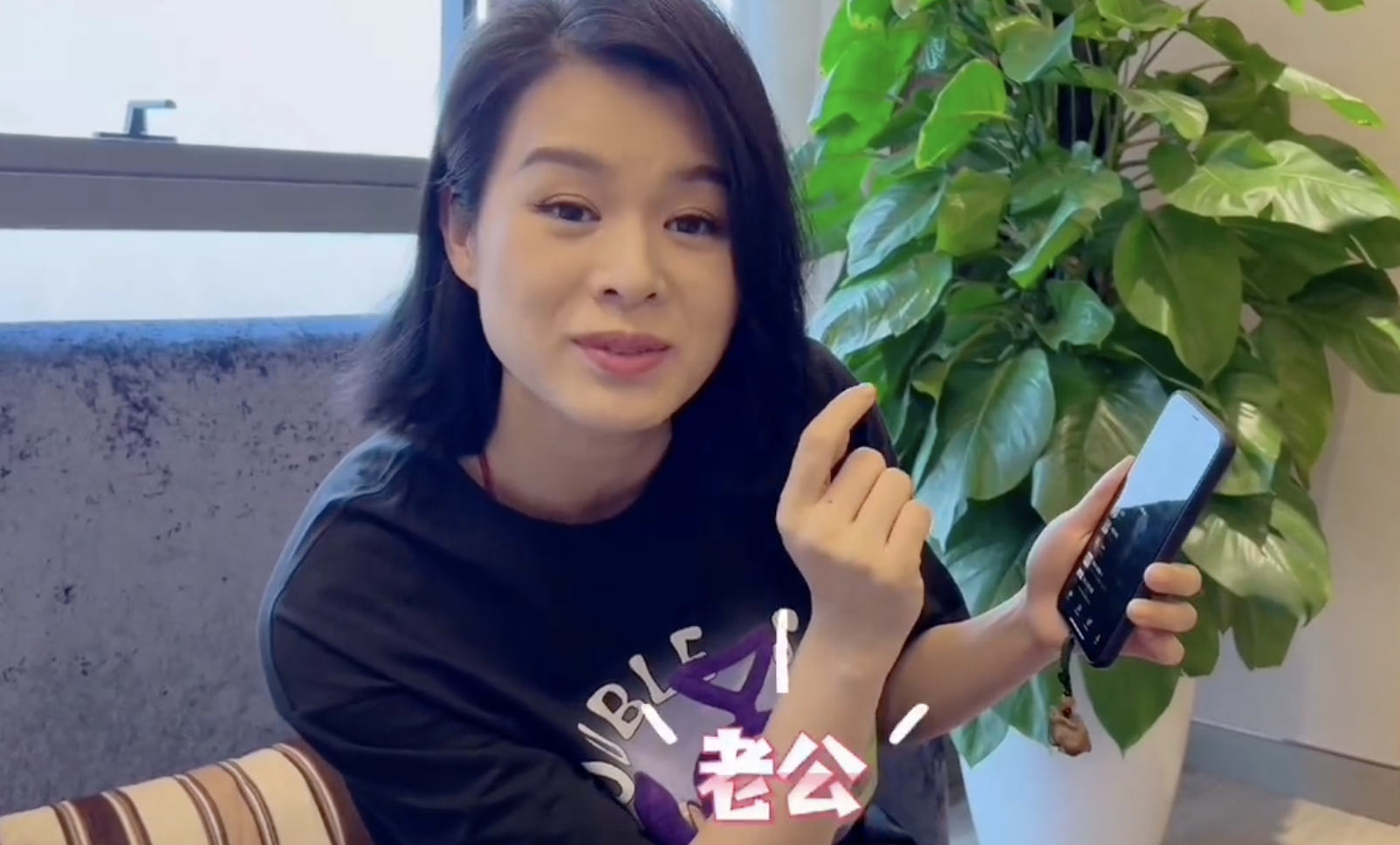 胡杏儿晒剪短发vlog，被长子次子夸漂亮，1岁幼子盯着妈妈萌态足