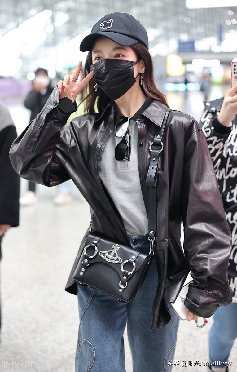 街拍：姜贞羽身穿黑色皮衣搭牛仔裤今天是酷girl一枚