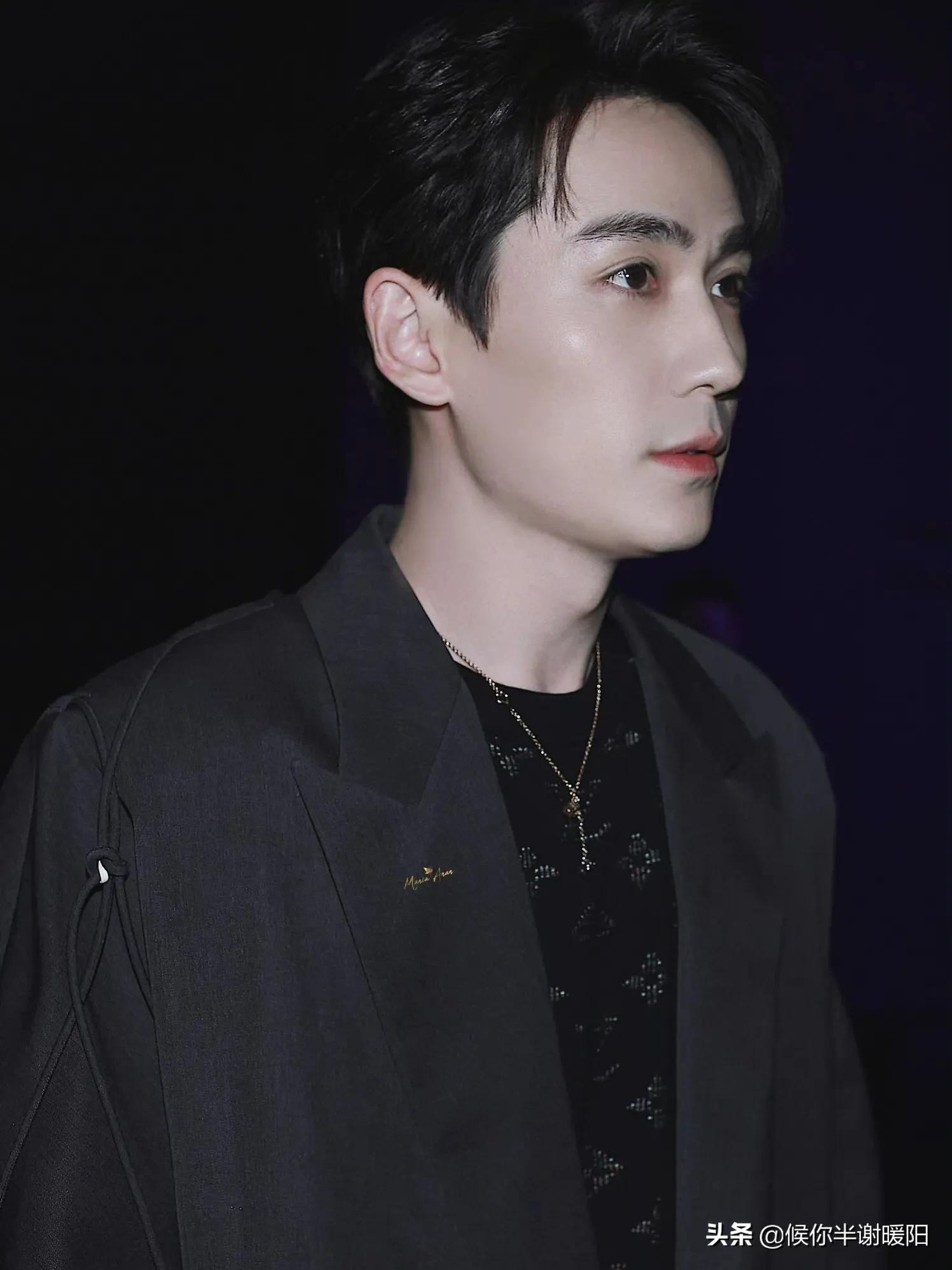 最适合戴项链的几位男明星：王一博李现霸气，肖战精致又矜贵