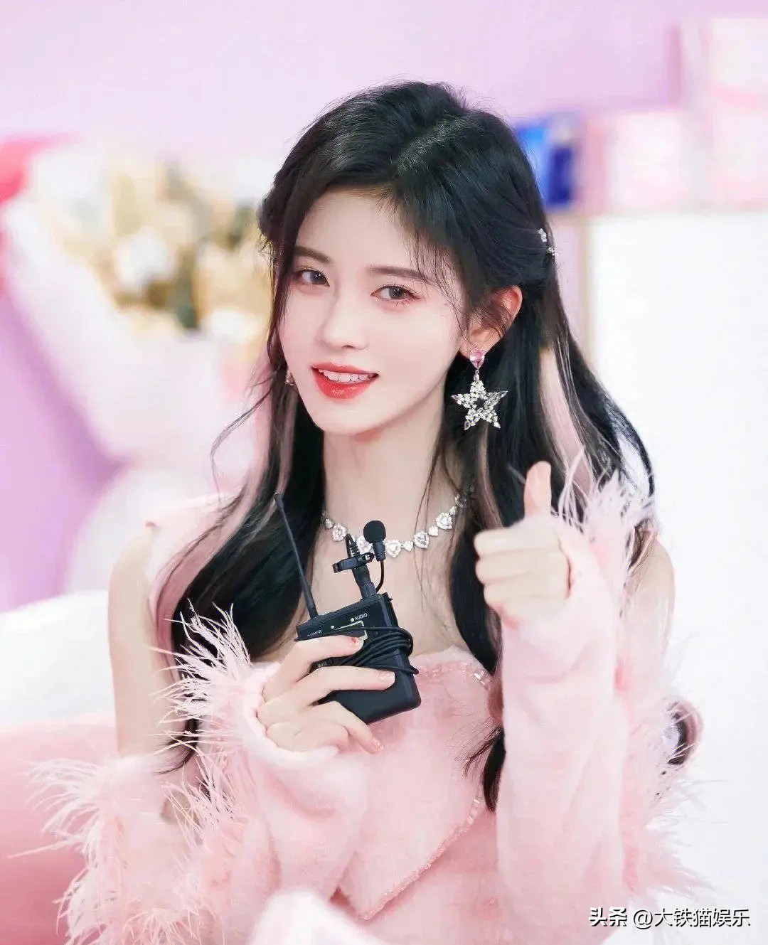 当“小个子女星”与高挑女星红毯撞衫，单看挺美，一对比高下立见